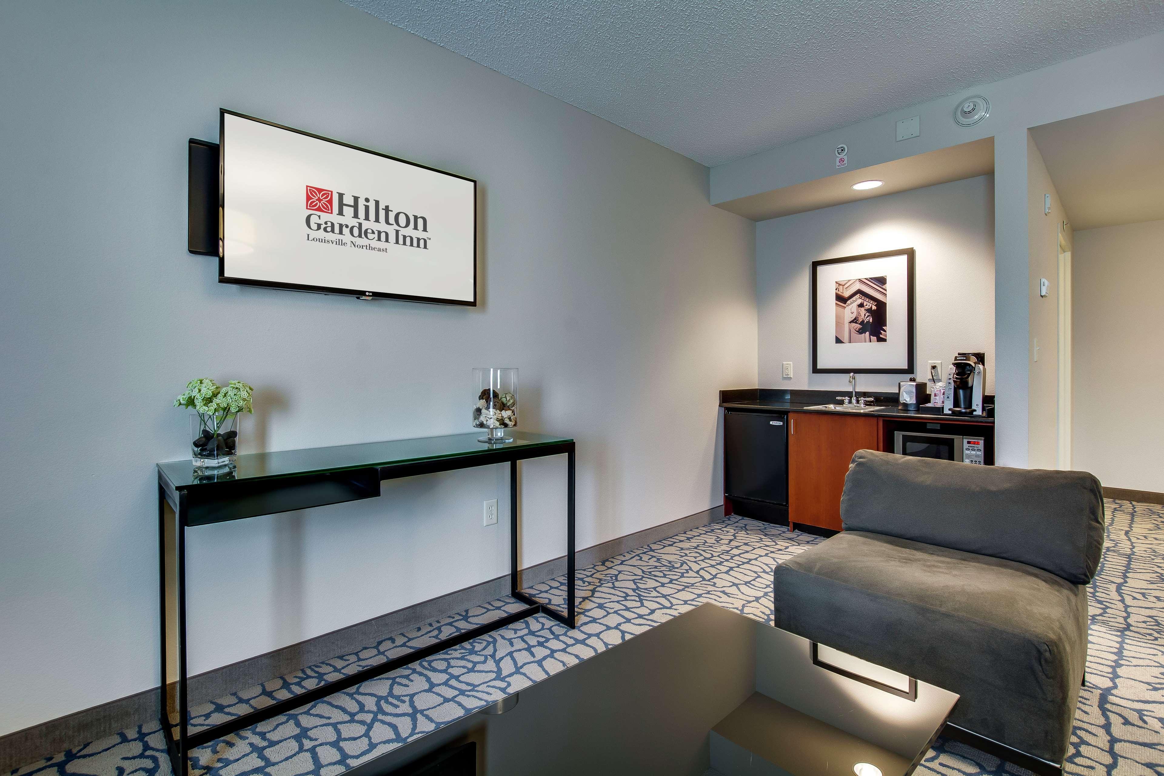 Hilton Garden Inn Louisville-Northeast Екстер'єр фото