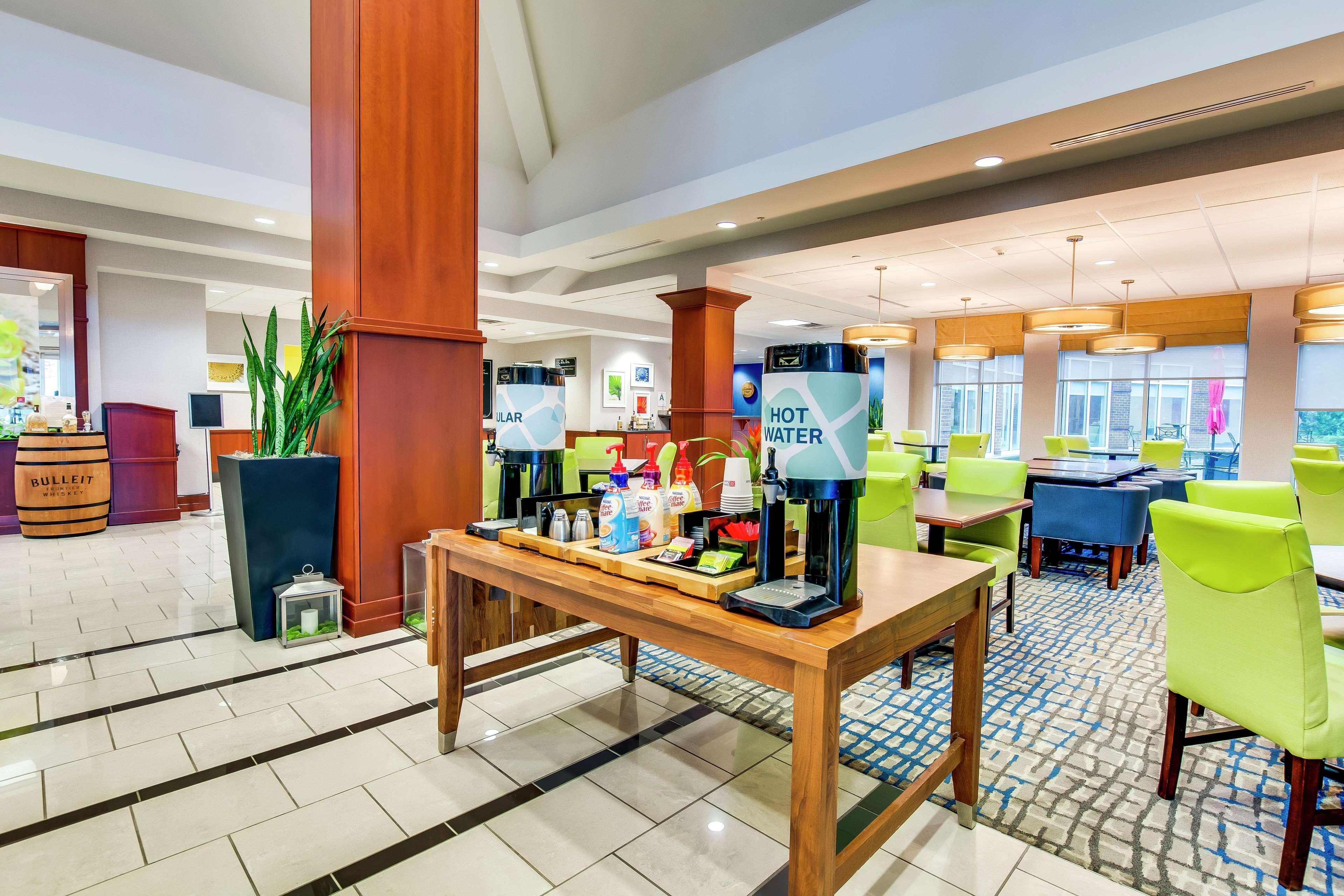 Hilton Garden Inn Louisville-Northeast Екстер'єр фото