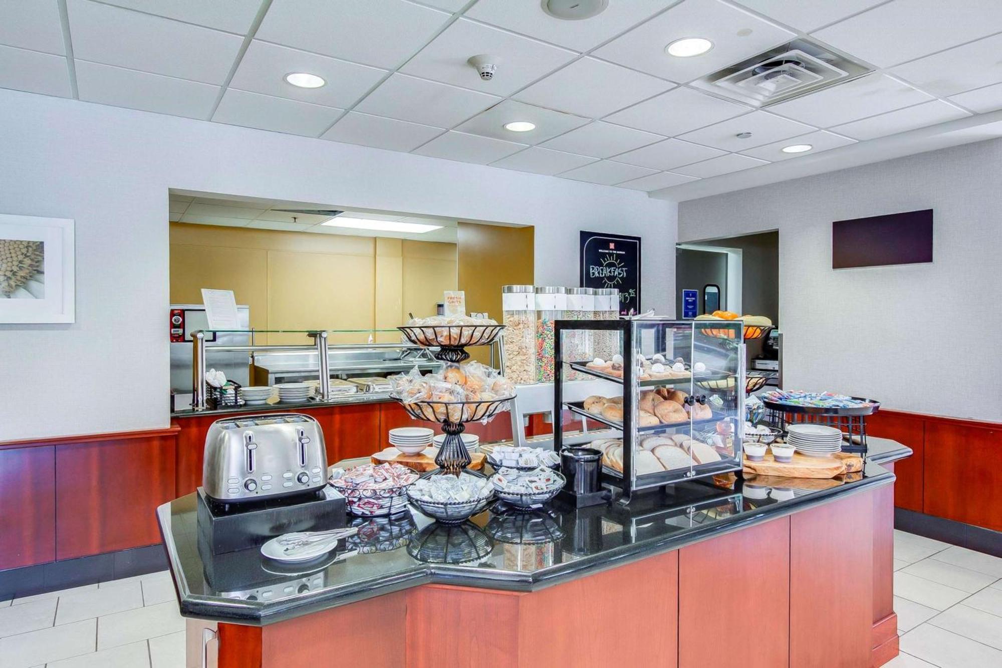 Hilton Garden Inn Louisville-Northeast Екстер'єр фото